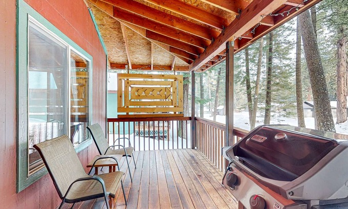 Joseph House | Dog-friendly pine surrounded cabin near mountains & Lake Wallowa - large deck