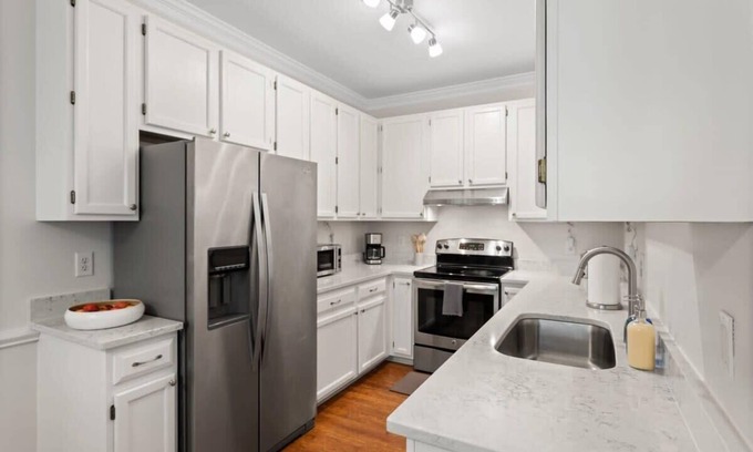 Cary House | Dog Friendly|Pool|King Bed|EV Charger|Townhome