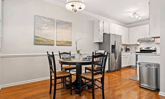 Cary House | Dog Friendly|Pool|King Bed|EV Charger|Townhome