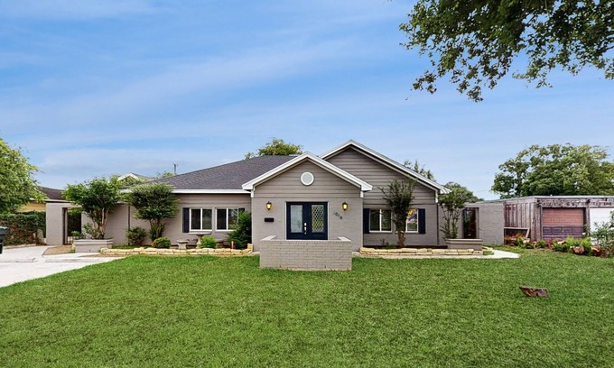 Bay Area House | Dog-friendly single-level home with large yard, washer/dryer, & central AC