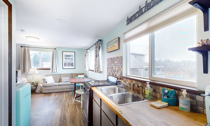 Grayland Apartment | Dog-friendly studio cottage with hot tub - walk to the beach