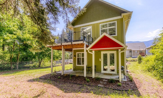 Stevenson House | Dog-friendly studio with river view, patio, grill, & shared W/D