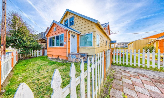 Rockaway Beach Cabin | Dog-Friendly Triplex (3 private apartments) - Easy Walk to the Beach & Town