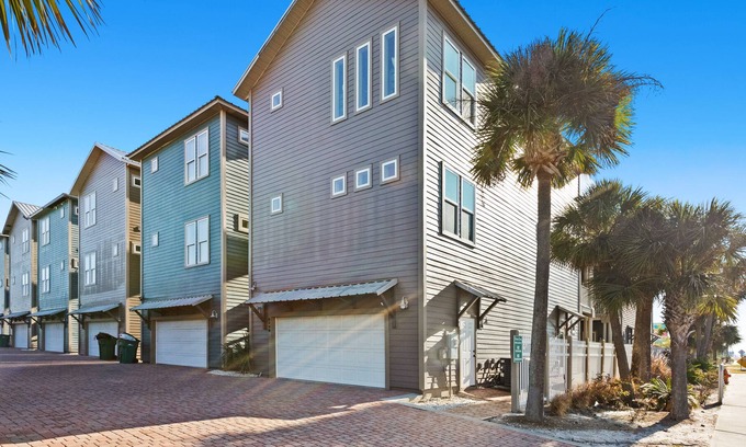 Crescent Beach House | Dog-Friendly Townhouse w/ Free WiFi & Central A/C - Short Walk to the Beach!