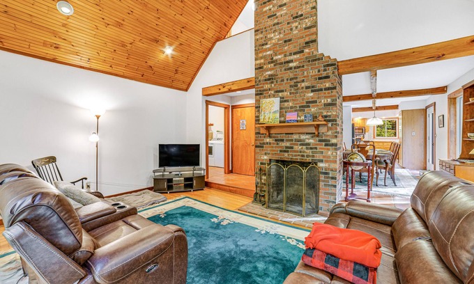South Londonderry House | Dog-friendly vacation home with fast WiFi & washer/dryer - near ski areas