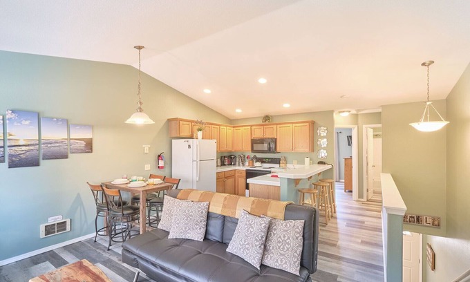 Long Beach House | Dog-Friendly, Walk to beach/downtown (Suite)