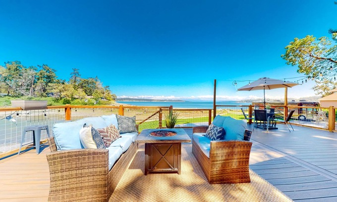 Coupeville House | Dog-friendly, waterfront dream home w/furnished deck & kayaks