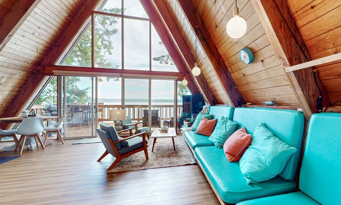 Gig Harbor Cabin | Dog-friendly waterfront escape with expansive deck, gas grill and gorgeous views