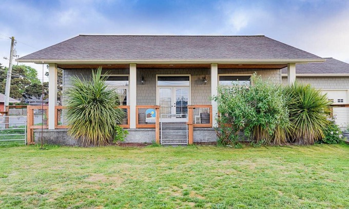 Long Beach House | Dogs friendly, In Town, Walk to Everything (BeachyK)