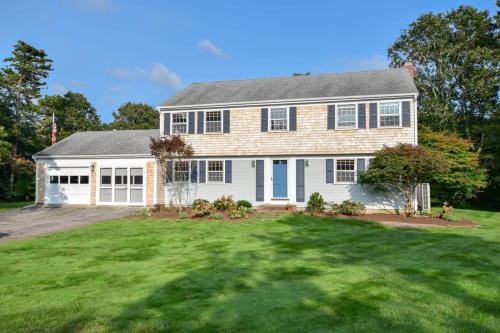 East Harwich House | Dogs welcome huge yard right next to Rail Trail