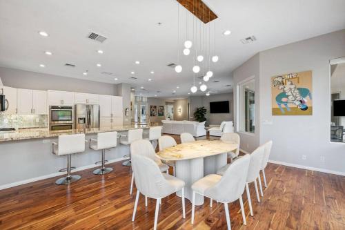 Beverly Grove Apartment | Doheny Drive Suite city view experience
