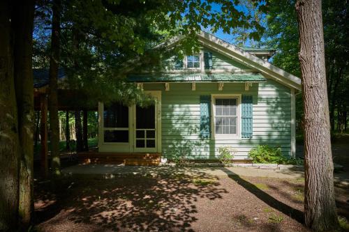 Fennville House | Dollybrook 2 Pet Friendly Community Pool Groups Welcome