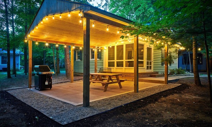 Fennville House | DollyBrook 2: Swimming Pool, Fire Place, Minutes to Lake Michigan, Dog Friendly
