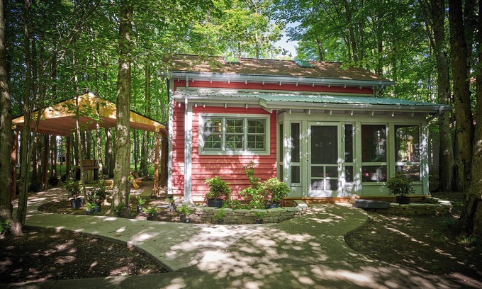 Fennville House | Dollybrook 4 - Pet friendly - community pool - groups allowed