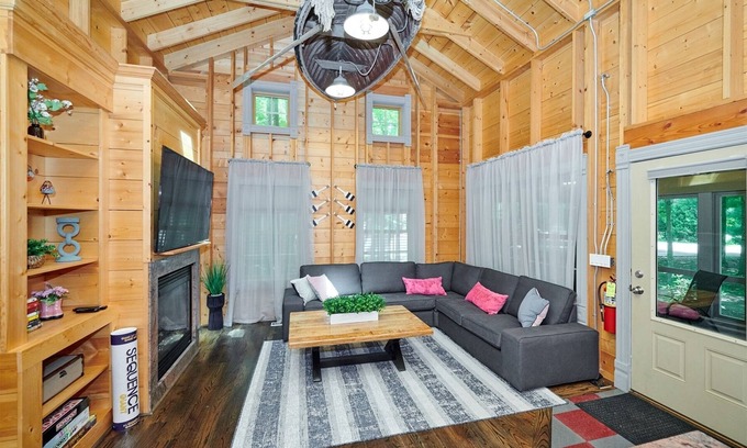 Fennville House | DollyBrook 4: Swimming Pool, Fire Place, Minutes to Lake Michigan, Dog Friendly