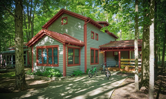 Fennville House | Dollybrook 5 - Pet Friendly - Community Pool - Groups Welcome