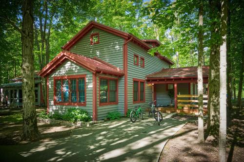 Fennville House | Dollybrook 5 Pet Friendly Community Pool Groups Welcome