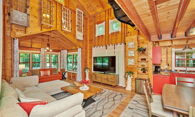 Fennville House | DollyBrook 5: Swimming Pool, Fire Place, Minutes to Lake Michigan, Dog Friendly