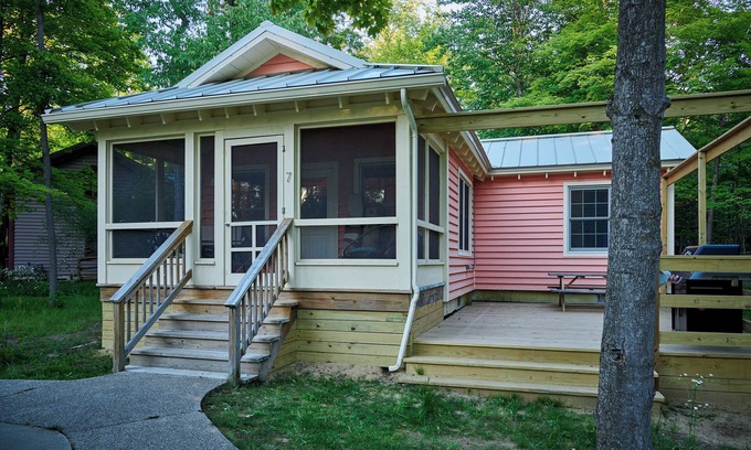 Fennville House | Dollybrook 7 - Pet friendly - Community Pool - Groups welcome