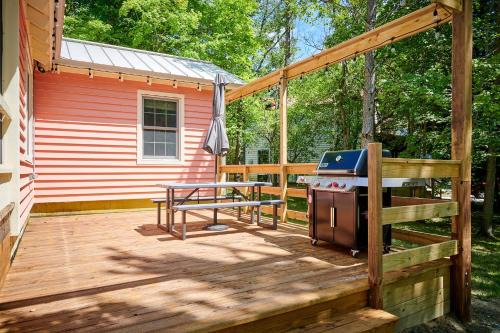Fennville House | Dollybrook 7 Pet Friendly Community Pool Groups Welcome