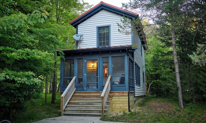 Fennville House | Dollybrook 8 - Pet friendly - Community Pool - Groups welcome
