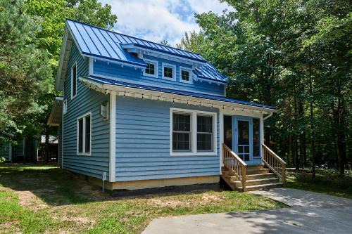 Fennville House | Dollybrook 9 Pet Friendly Community Pool Groups Welcome