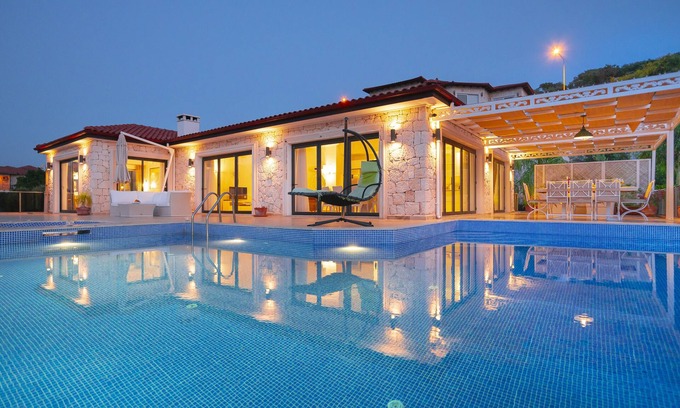 Kas Villa | DOLPHIN BAY VILLA, STUNNING, LARGE PRIVATE INFINITY POOL + JACUZZI, SLEEPS 8.