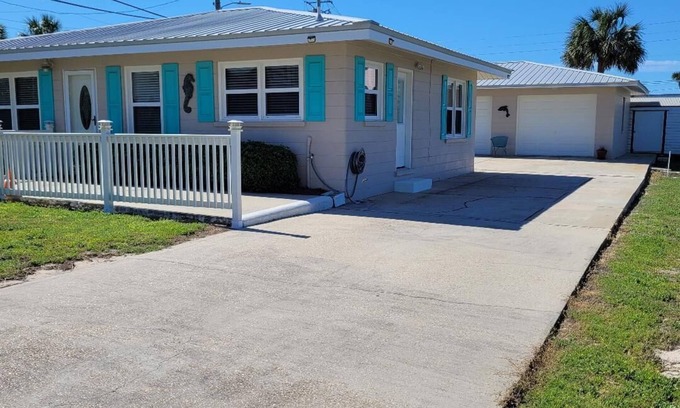 Kiska Beach Cottage | Dolphin House Beach Cottage - on the West End