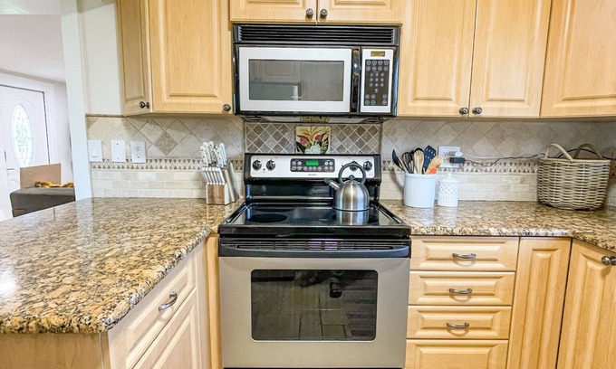 Grove City House | Dolphin Inn 5 minutes from Englewood beach Ask about discount for 30+ day stays!