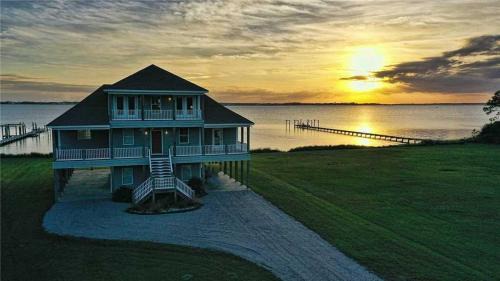 Gloucester House | Dolphin Lookout home