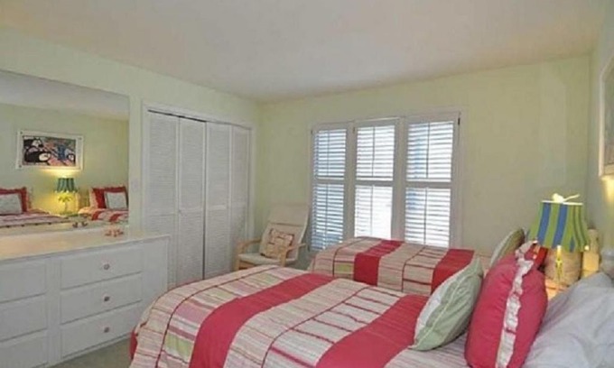 Northeast Virginia Beach House | Dolphin's Den