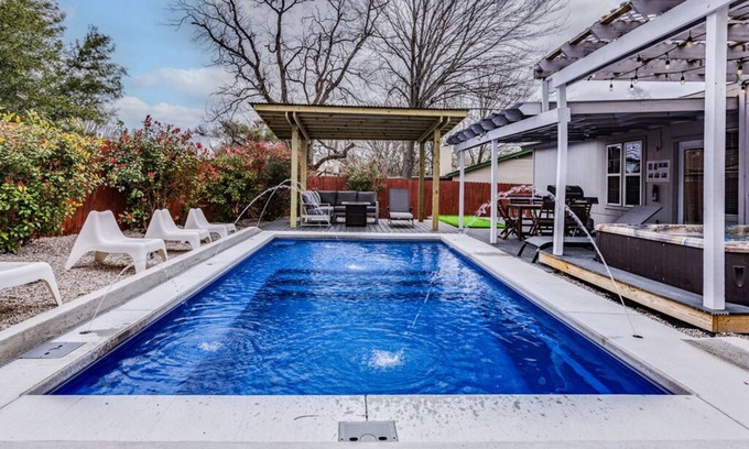 McNeil House | Domain🏰 Heated Pool 🩱 Hot Tub🌊Foosball⚽ Arcade🎮 4BR🏠 9Beds👨‍👩‍👦‍👦