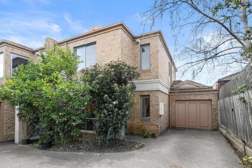 Doncaster East House | Doncaster East Home walking to shops restaurants