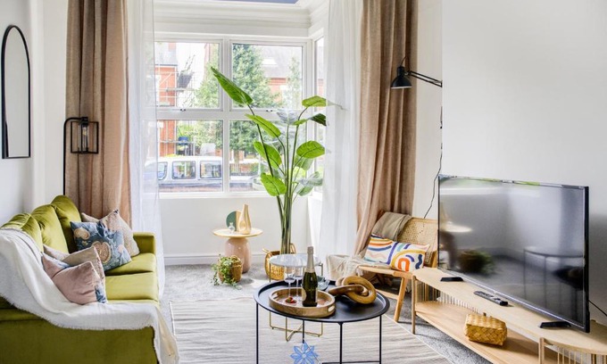 Doncaster House | Doncaster Large Luxury 3 Bedroom House, Sleeps 8, City Centre, Racecourse, Free Parking, by EMPOWER HOMES
