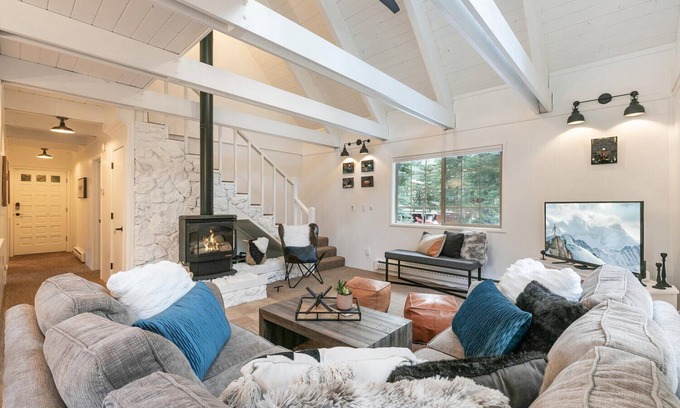 Truckee House | Donner Gem by Tahoe Getaways - Beautifully Updated, Hot Tub, Pet Friendly