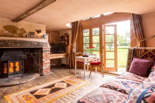 Sudbury House | Dons Barn a Stunning cottage just a walk across the fields to a great pub
