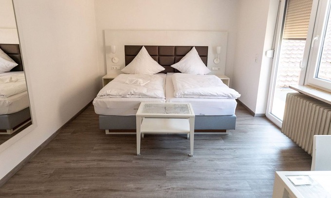 Hollfeld House | Doppelzimmer mit Kleiner Terrasse - Zi. 1 - Gasthof Schrenker