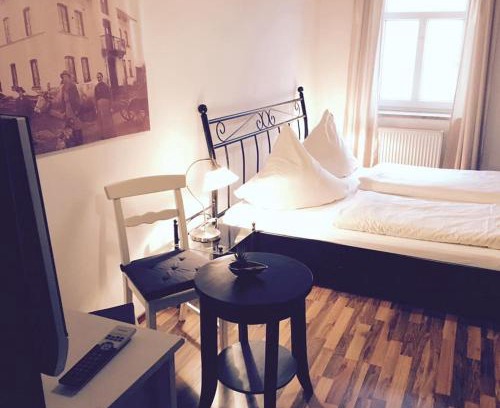 Deggendorf House | Dorfschänke DEGGENDORF Hotel & Apartmenthaus