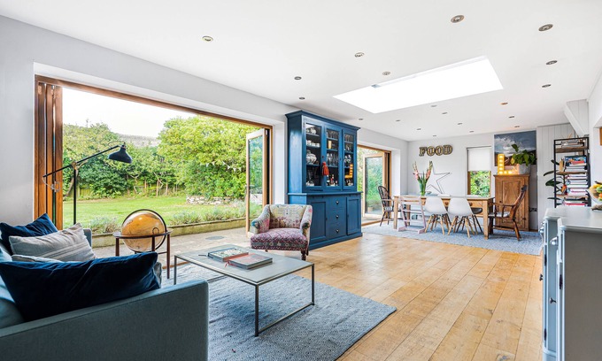 Whitcombe House | Dorset Thatched Cottage in the Heart of a Broadmayne close to the jurassic coast