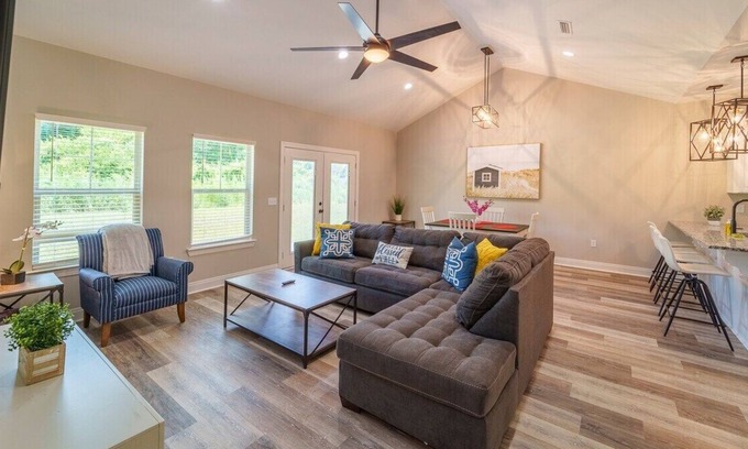 Dothan House | Dothan Getaway for Work or Play!