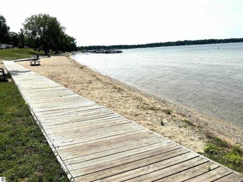 Lake City Hotel | Double Bed suite in Heart of Lake City