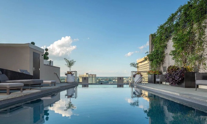 Logan Square House | Double Bed Suite, The Windsor Suites, Pool & Skydeck Vibes, Family Room