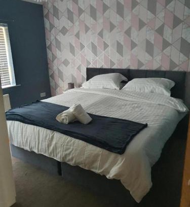 Middleton House | Double Bedroom 96GLC Greater Manchester