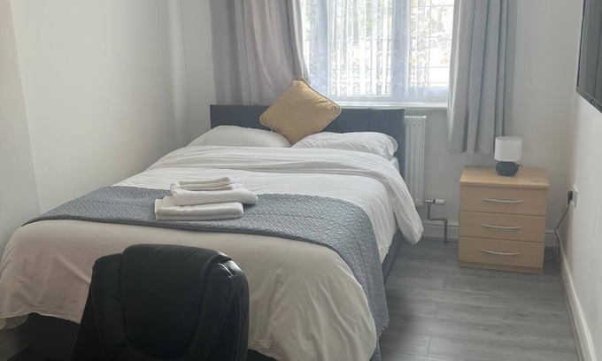 Clayhall House | Double Bedroom, London, Sleeps 2