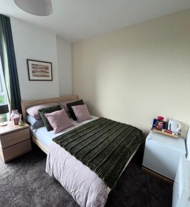 Salford House | Double Bedroom - Private Bathroom - City Centre