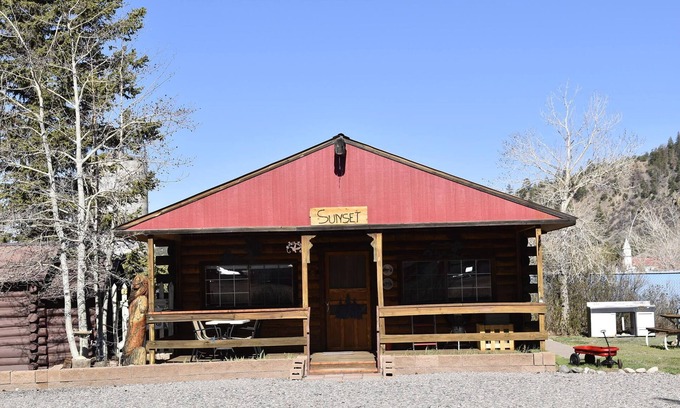 South Fork Cabin | Double cabin with mountain views- Sunset/Sunrise Cabin