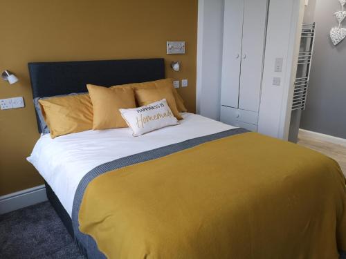 Kirkcaldy Apartment | Double Ensuite Bedroom near Edinburgh