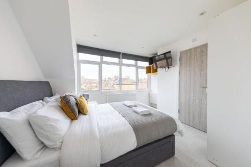 St. George's Apartment | Double Ensuite Sleeps 2 Long Term Welcome With Garden View