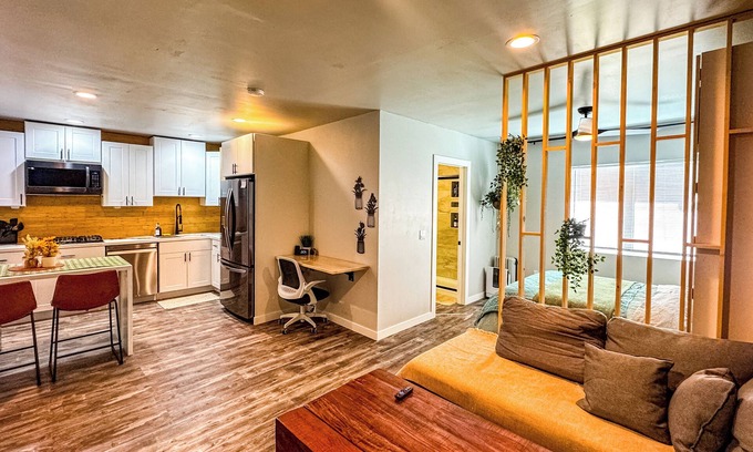 El Centro Apartment | Double Queen Studio, Full Kitchen, 75" 4KTV, W/D, workspace, Early check-in