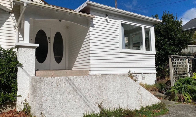 Wellington House | Double room 10 minutes drive to central station with free off-road parking.